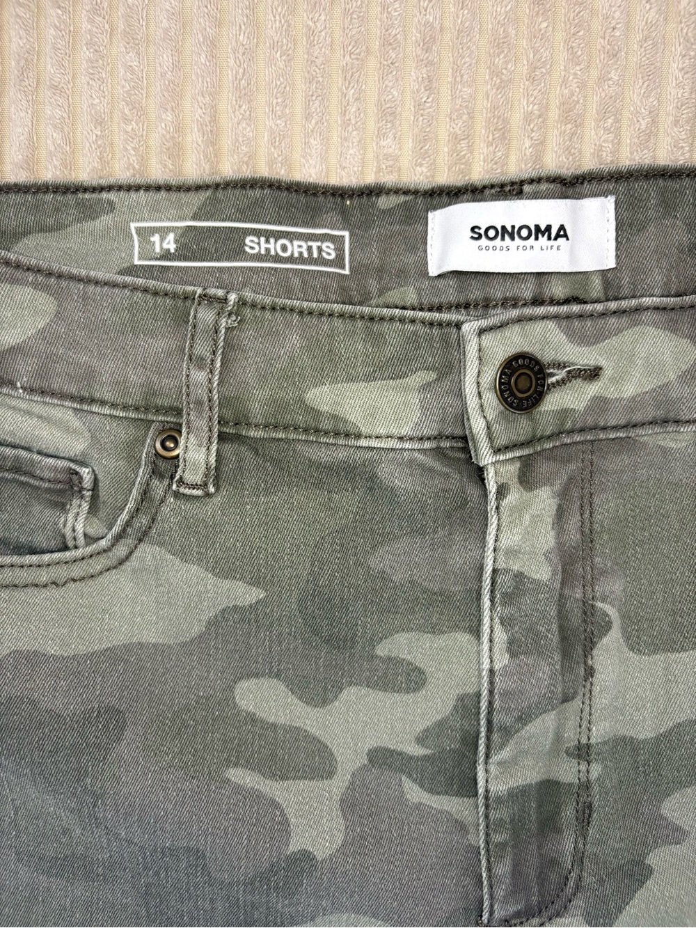 Sonoma Olive Camo Frayed-Hem Denim Shorts Size 14 - Picture 2 of 6